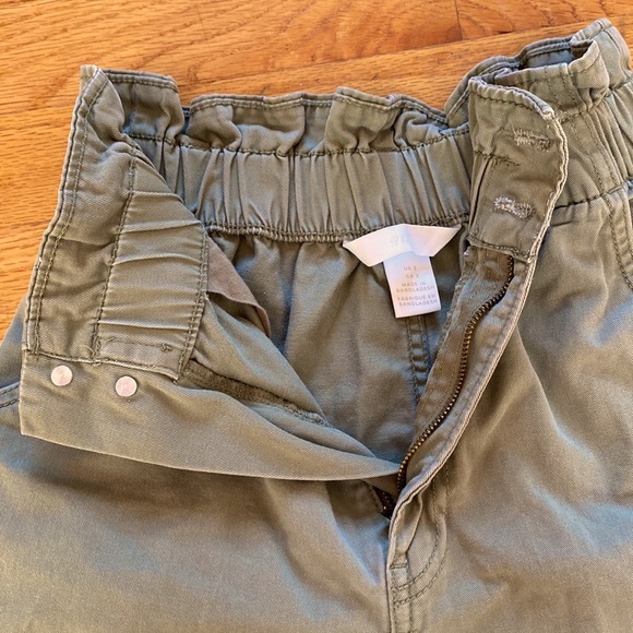 High rise zipper and button up Artichoke green shorts Brand: H&M - Picture 3 of 3